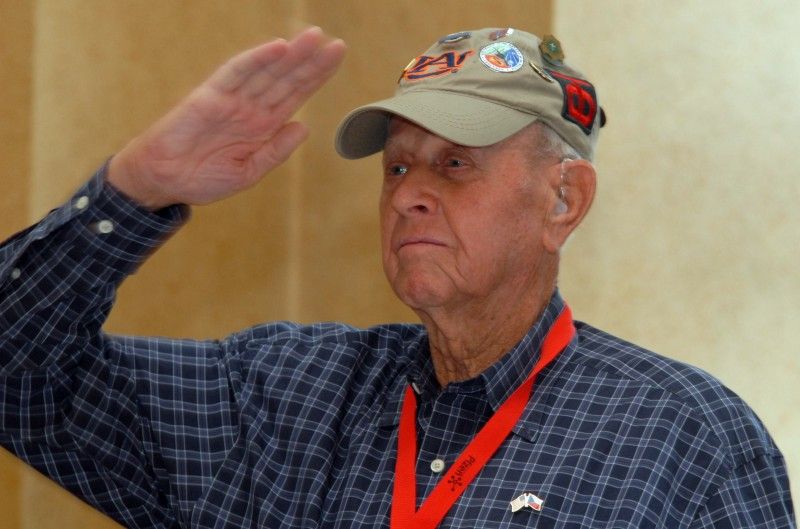 Možnost osobně se setkat s americkými veterány, přímými aktéry osvobozování Plzně a západních Čech americkou armádou, nalákala na plzeňskou radnici (4.5.2012) zástupy nejen Plzeňanů, kteří zaplnili obřadní síň s touhou setkat se s deseti statečnými hrdiny, vyslechnout si jejich vzpomínky, poděkovat, osobně se s nimi pozdravit či ověřit si vzpomínky pamětníků.
Příběhy a tváře Earla Ingrama, George Thompsona, Thomase Grissopa, Erika O. Petersona, Stephena Masona, Toma Ingrama, Franka Fortinelly, Kena Mara, Roberta Gilberta a Jima Duncana.