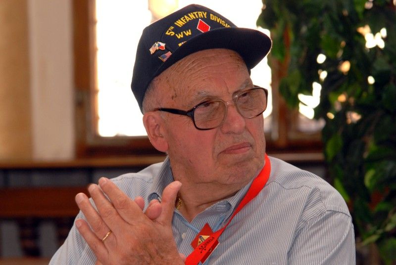 Možnost osobně se setkat s americkými veterány, přímými aktéry osvobozování Plzně a západních Čech americkou armádou, nalákala na plzeňskou radnici (4.5.2012) zástupy nejen Plzeňanů, kteří zaplnili obřadní síň s touhou setkat se s deseti statečnými hrdiny, vyslechnout si jejich vzpomínky, poděkovat, osobně se s nimi pozdravit či ověřit si vzpomínky pamětníků.
Příběhy a tváře Earla Ingrama, George Thompsona, Thomase Grissopa, Erika O. Petersona, Stephena Masona, Toma Ingrama, Franka Fortinelly, Kena Mara, Roberta Gilberta a Jima Duncana.