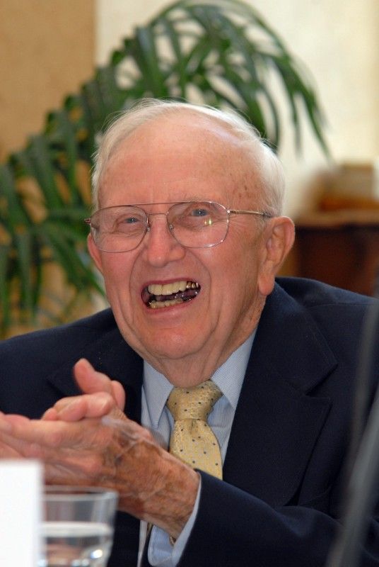 Možnost osobně se setkat s americkými veterány, přímými aktéry osvobozování Plzně a západních Čech americkou armádou, nalákala na plzeňskou radnici (4.5.2012) zástupy nejen Plzeňanů, kteří zaplnili obřadní síň s touhou setkat se s deseti statečnými hrdiny, vyslechnout si jejich vzpomínky, poděkovat, osobně se s nimi pozdravit či ověřit si vzpomínky pamětníků.
Příběhy a tváře Earla Ingrama, George Thompsona, Thomase Grissopa, Erika O. Petersona, Stephena Masona, Toma Ingrama, Franka Fortinelly, Kena Mara, Roberta Gilberta a Jima Duncana.