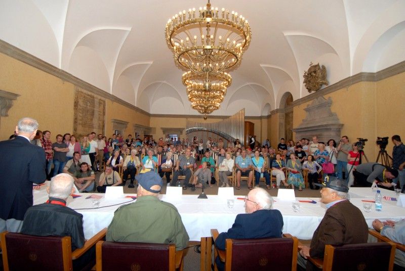 Slavnosti svobody 2012 - Veteráni besedovali s Plzeňany