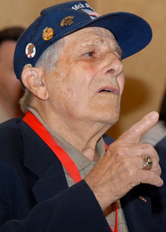 Možnost osobně se setkat s americkými veterány, přímými aktéry osvobozování Plzně a západních Čech americkou armádou, nalákala na plzeňskou radnici (4.5.2012) zástupy nejen Plzeňanů, kteří zaplnili obřadní síň s touhou setkat se s deseti statečnými hrdiny, vyslechnout si jejich vzpomínky, poděkovat, osobně se s nimi pozdravit či ověřit si vzpomínky pamětníků.
Příběhy a tváře Earla Ingrama, George Thompsona, Thomase Grissopa, Erika O. Petersona, Stephena Masona, Toma Ingrama, Franka Fortinelly, Kena Mara, Roberta Gilberta a Jima Duncana.