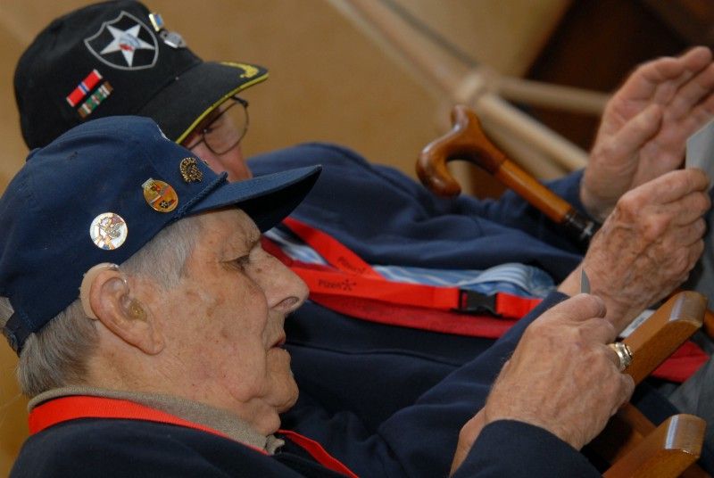 Možnost osobně se setkat s americkými veterány, přímými aktéry osvobozování Plzně a západních Čech americkou armádou, nalákala na plzeňskou radnici (4.5.2012) zástupy nejen Plzeňanů, kteří zaplnili obřadní síň s touhou setkat se s deseti statečnými hrdiny, vyslechnout si jejich vzpomínky, poděkovat, osobně se s nimi pozdravit či ověřit si vzpomínky pamětníků.
Příběhy a tváře Earla Ingrama, George Thompsona, Thomase Grissopa, Erika O. Petersona, Stephena Masona, Toma Ingrama, Franka Fortinelly, Kena Mara, Roberta Gilberta a Jima Duncana.