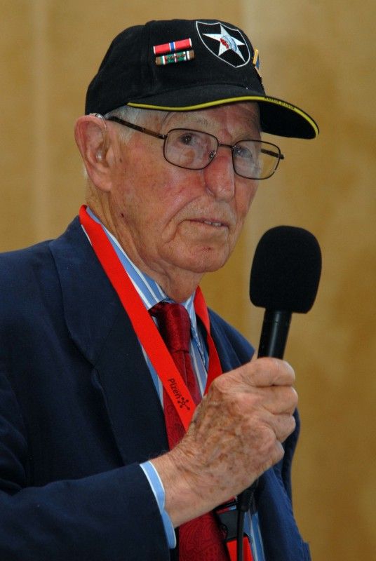 Možnost osobně se setkat s americkými veterány, přímými aktéry osvobozování Plzně a západních Čech americkou armádou, nalákala na plzeňskou radnici (4.5.2012) zástupy nejen Plzeňanů, kteří zaplnili obřadní síň s touhou setkat se s deseti statečnými hrdiny, vyslechnout si jejich vzpomínky, poděkovat, osobně se s nimi pozdravit či ověřit si vzpomínky pamětníků.
Příběhy a tváře Earla Ingrama, George Thompsona, Thomase Grissopa, Erika O. Petersona, Stephena Masona, Toma Ingrama, Franka Fortinelly, Kena Mara, Roberta Gilberta a Jima Duncana.