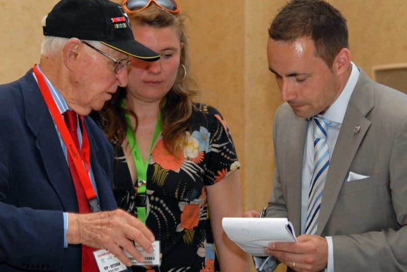 Možnost osobně se setkat s americkými veterány, přímými aktéry osvobozování Plzně a západních Čech americkou armádou, nalákala na plzeňskou radnici (4.5.2012) zástupy nejen Plzeňanů, kteří zaplnili obřadní síň s touhou setkat se s deseti statečnými hrdiny, vyslechnout si jejich vzpomínky, poděkovat, osobně se s nimi pozdravit či ověřit si vzpomínky pamětníků.
Příběhy a tváře Earla Ingrama, George Thompsona, Thomase Grissopa, Erika O. Petersona, Stephena Masona, Toma Ingrama, Franka Fortinelly, Kena Mara, Roberta Gilberta a Jima Duncana.