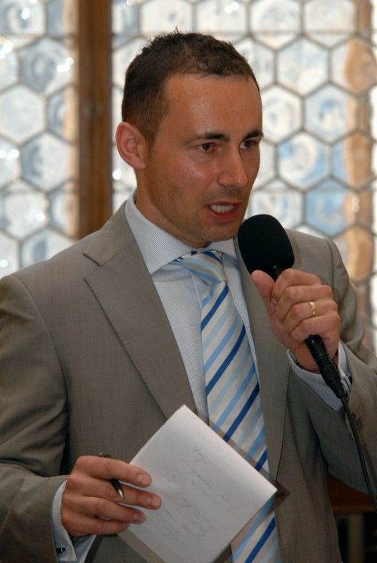 Možnost osobně se setkat s americkými veterány, přímými aktéry osvobozování Plzně a západních Čech americkou armádou, nalákala na plzeňskou radnici (4.5.2012) zástupy nejen Plzeňanů, kteří zaplnili obřadní síň s touhou setkat se s deseti statečnými hrdiny, vyslechnout si jejich vzpomínky, poděkovat, osobně se s nimi pozdravit či ověřit si vzpomínky pamětníků.
Příběhy a tváře Earla Ingrama, George Thompsona, Thomase Grissopa, Erika O. Petersona, Stephena Masona, Toma Ingrama, Franka Fortinelly, Kena Mara, Roberta Gilberta a Jima Duncana.