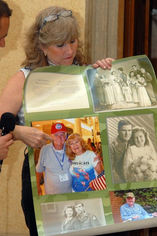 Možnost osobně se setkat s americkými veterány, přímými aktéry osvobozování Plzně a západních Čech americkou armádou, nalákala na plzeňskou radnici (4.5.2012) zástupy nejen Plzeňanů, kteří zaplnili obřadní síň s touhou setkat se s deseti statečnými hrdiny, vyslechnout si jejich vzpomínky, poděkovat, osobně se s nimi pozdravit či ověřit si vzpomínky pamětníků.
Příběhy a tváře Earla Ingrama, George Thompsona, Thomase Grissopa, Erika O. Petersona, Stephena Masona, Toma Ingrama, Franka Fortinelly, Kena Mara, Roberta Gilberta a Jima Duncana.