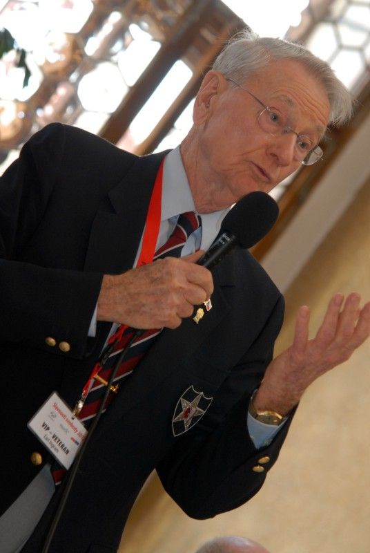 Možnost osobně se setkat s americkými veterány, přímými aktéry osvobozování Plzně a západních Čech americkou armádou, nalákala na plzeňskou radnici (4.5.2012) zástupy nejen Plzeňanů, kteří zaplnili obřadní síň s touhou setkat se s deseti statečnými hrdiny, vyslechnout si jejich vzpomínky, poděkovat, osobně se s nimi pozdravit či ověřit si vzpomínky pamětníků.
Příběhy a tváře Earla Ingrama, George Thompsona, Thomase Grissopa, Erika O. Petersona, Stephena Masona, Toma Ingrama, Franka Fortinelly, Kena Mara, Roberta Gilberta a Jima Duncana.