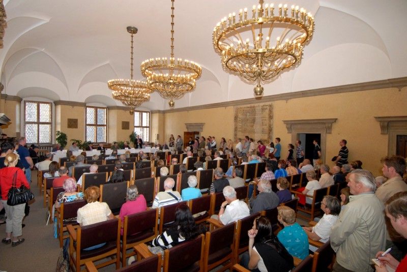 Možnost osobně se setkat s americkými veterány, přímými aktéry osvobozování Plzně a západních Čech americkou armádou, nalákala na plzeňskou radnici (4.5.2012) zástupy nejen Plzeňanů, kteří zaplnili obřadní síň s touhou setkat se s deseti statečnými hrdiny, vyslechnout si jejich vzpomínky, poděkovat, osobně se s nimi pozdravit či ověřit si vzpomínky pamětníků.
Příběhy a tváře Earla Ingrama, George Thompsona, Thomase Grissopa, Erika O. Petersona, Stephena Masona, Toma Ingrama, Franka Fortinelly, Kena Mara, Roberta Gilberta a Jima Duncana.