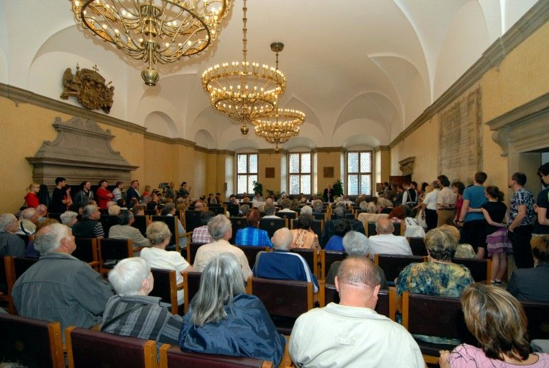 Možnost osobně se setkat s americkými veterány, přímými aktéry osvobozování Plzně a západních Čech americkou armádou, nalákala na plzeňskou radnici (4.5.2012) zástupy nejen Plzeňanů, kteří zaplnili obřadní síň s touhou setkat se s deseti statečnými hrdiny, vyslechnout si jejich vzpomínky, poděkovat, osobně se s nimi pozdravit či ověřit si vzpomínky pamětníků.
Příběhy a tváře Earla Ingrama, George Thompsona, Thomase Grissopa, Erika O. Petersona, Stephena Masona, Toma Ingrama, Franka Fortinelly, Kena Mara, Roberta Gilberta a Jima Duncana.