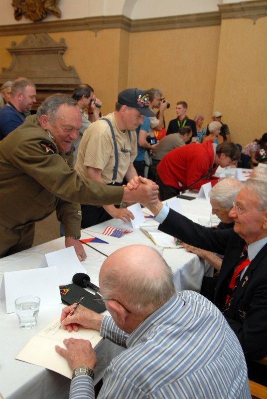 Možnost osobně se setkat s americkými veterány, přímými aktéry osvobozování Plzně a západních Čech americkou armádou, nalákala na plzeňskou radnici (4.5.2012) zástupy nejen Plzeňanů, kteří zaplnili obřadní síň s touhou setkat se s deseti statečnými hrdiny, vyslechnout si jejich vzpomínky, poděkovat, osobně se s nimi pozdravit či ověřit si vzpomínky pamětníků.
Příběhy a tváře Earla Ingrama, George Thompsona, Thomase Grissopa, Erika O. Petersona, Stephena Masona, Toma Ingrama, Franka Fortinelly, Kena Mara, Roberta Gilberta a Jima Duncana.