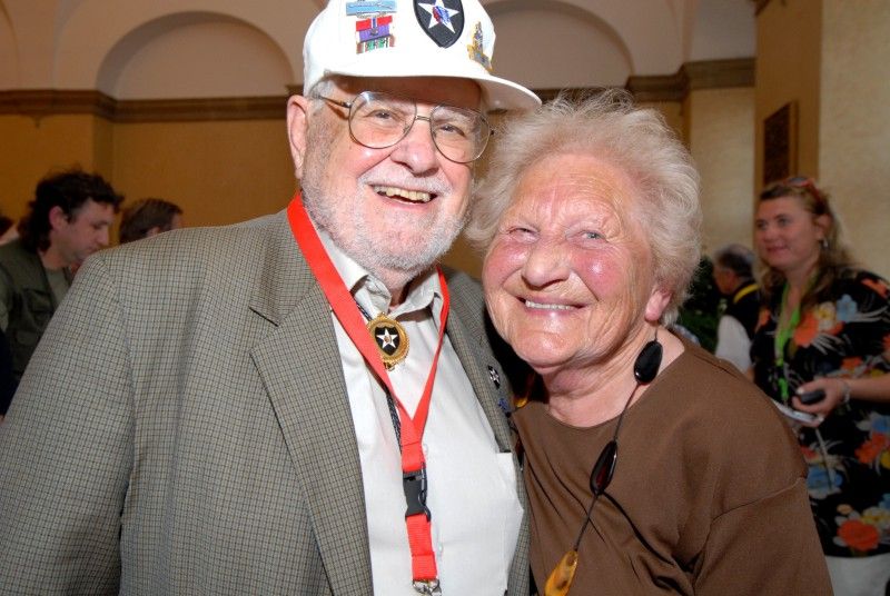 Možnost osobně se setkat s americkými veterány, přímými aktéry osvobozování Plzně a západních Čech americkou armádou, nalákala na plzeňskou radnici (4.5.2012) zástupy nejen Plzeňanů, kteří zaplnili obřadní síň s touhou setkat se s deseti statečnými hrdiny, vyslechnout si jejich vzpomínky, poděkovat, osobně se s nimi pozdravit či ověřit si vzpomínky pamětníků.
Příběhy a tváře Earla Ingrama, George Thompsona, Thomase Grissopa, Erika O. Petersona, Stephena Masona, Toma Ingrama, Franka Fortinelly, Kena Mara, Roberta Gilberta a Jima Duncana.