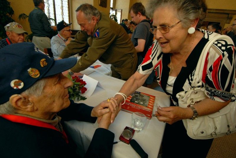 Možnost osobně se setkat s americkými veterány, přímými aktéry osvobozování Plzně a západních Čech americkou armádou, nalákala na plzeňskou radnici (4.5.2012) zástupy nejen Plzeňanů, kteří zaplnili obřadní síň s touhou setkat se s deseti statečnými hrdiny, vyslechnout si jejich vzpomínky, poděkovat, osobně se s nimi pozdravit či ověřit si vzpomínky pamětníků.
Příběhy a tváře Earla Ingrama, George Thompsona, Thomase Grissopa, Erika O. Petersona, Stephena Masona, Toma Ingrama, Franka Fortinelly, Kena Mara, Roberta Gilberta a Jima Duncana.