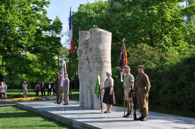 Slavnosti svobody 2012 - Vzpomínkovými akty začal druhý den Slavností svobody