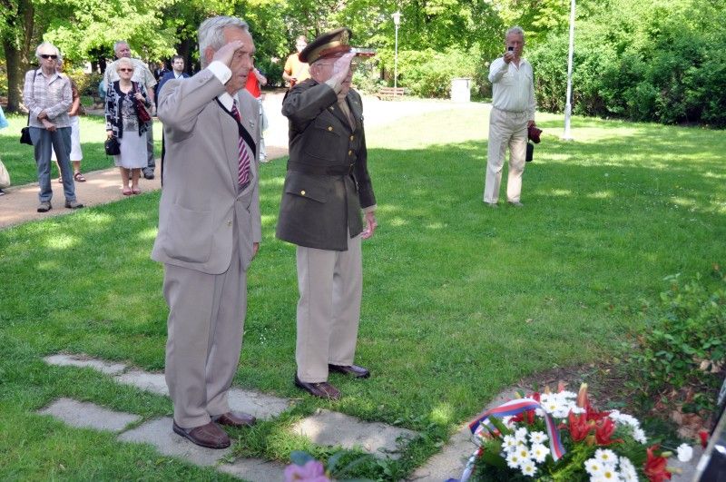 Vzpomínkovými akty začal druhý den (5.5.2012) Slavností svobody na náměstí Míru, Chodském náměstí a v Husově ulici. Foto: Z. Kubalová