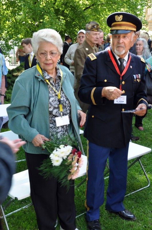 Vzpomínkovými akty začal druhý den (5.5.2012) Slavností svobody na náměstí Míru, Chodském náměstí a v Husově ulici. Foto: Z. Kubalová