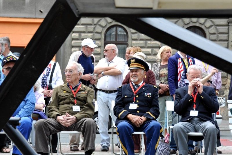 Vzpomínkovými akty začal druhý den (5.5.2012) Slavností svobody na náměstí Míru, Chodském náměstí a v Husově ulici. Foto: Z. Kubalová