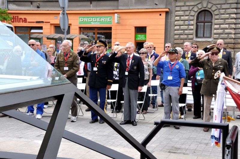 Vzpomínkovými akty začal druhý den (5.5.2012) Slavností svobody na náměstí Míru, Chodském náměstí a v Husově ulici. Foto: Z. Kubalová