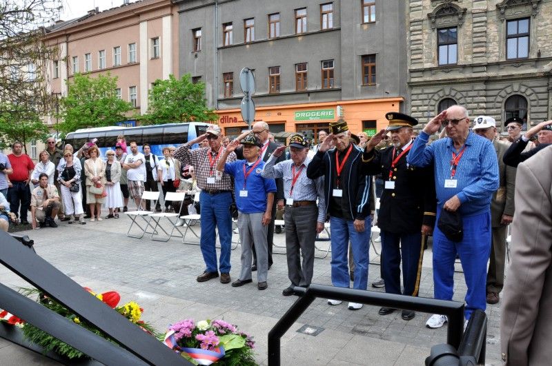 Vzpomínkovými akty začal druhý den (5.5.2012) Slavností svobody na náměstí Míru, Chodském náměstí a v Husově ulici. Foto: Z. Kubalová