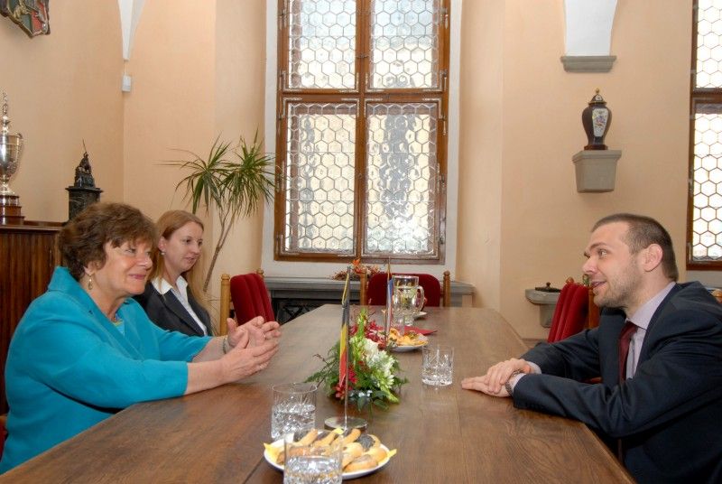 V obřadní síni plzeňské radnice se v sobotu (5.5.2012) odpoledne konalo vyhlášení literární soutěže o Cenu Jana Palacha, kterou poprvé v roce 1990 uspořádali členové Bratrstva 17. střeleckého pluku z belgického Liége. Vítězem se stal student Masarykova gymnázia Jan Bohuslav, jehož esej ve francouzštině na téma Úloha vzpomínek byla vyhodnocena jako nejlepší.