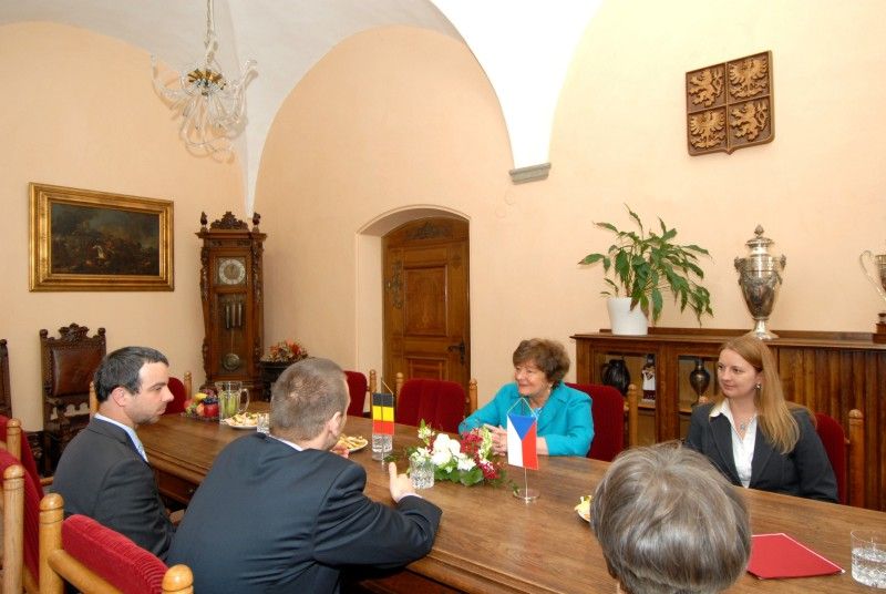 V obřadní síni plzeňské radnice se v sobotu (5.5.2012) odpoledne konalo vyhlášení literární soutěže o Cenu Jana Palacha, kterou poprvé v roce 1990 uspořádali členové Bratrstva 17. střeleckého pluku z belgického Liége. Vítězem se stal student Masarykova gymnázia Jan Bohuslav, jehož esej ve francouzštině na téma Úloha vzpomínek byla vyhodnocena jako nejlepší.