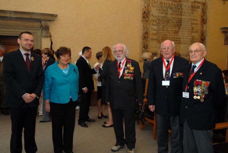 V obřadní síni plzeňské radnice se v sobotu (5.5.2012) odpoledne konalo vyhlášení literární soutěže o Cenu Jana Palacha, kterou poprvé v roce 1990 uspořádali členové Bratrstva 17. střeleckého pluku z belgického Liége. Vítězem se stal student Masarykova gymnázia Jan Bohuslav, jehož esej ve francouzštině na téma Úloha vzpomínek byla vyhodnocena jako nejlepší.