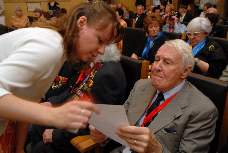 V obřadní síni plzeňské radnice se v sobotu (5.5.2012) odpoledne konalo vyhlášení literární soutěže o Cenu Jana Palacha, kterou poprvé v roce 1990 uspořádali členové Bratrstva 17. střeleckého pluku z belgického Liége. Vítězem se stal student Masarykova gymnázia Jan Bohuslav, jehož esej ve francouzštině na téma Úloha vzpomínek byla vyhodnocena jako nejlepší.