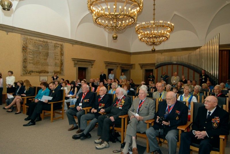 V obřadní síni plzeňské radnice se v sobotu (5.5.2012) odpoledne konalo vyhlášení literární soutěže o Cenu Jana Palacha, kterou poprvé v roce 1990 uspořádali členové Bratrstva 17. střeleckého pluku z belgického Liége. Vítězem se stal student Masarykova gymnázia Jan Bohuslav, jehož esej ve francouzštině na téma Úloha vzpomínek byla vyhodnocena jako nejlepší.