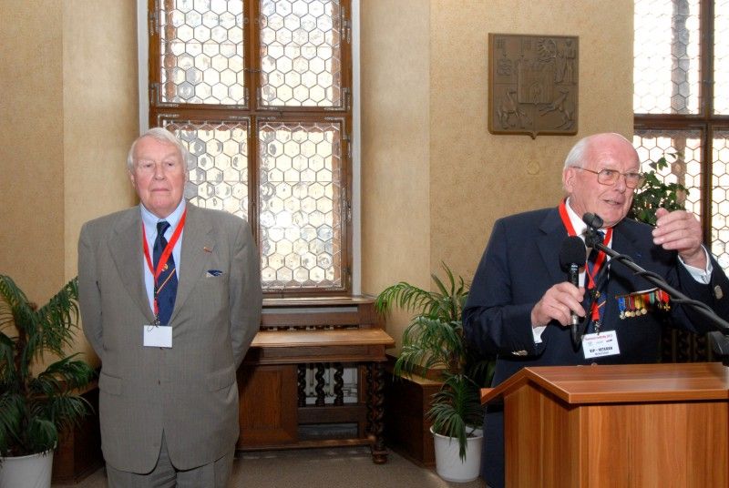 V obřadní síni plzeňské radnice se v sobotu (5.5.2012) odpoledne konalo vyhlášení literární soutěže o Cenu Jana Palacha, kterou poprvé v roce 1990 uspořádali členové Bratrstva 17. střeleckého pluku z belgického Liége. Vítězem se stal student Masarykova gymnázia Jan Bohuslav, jehož esej ve francouzštině na téma Úloha vzpomínek byla vyhodnocena jako nejlepší.