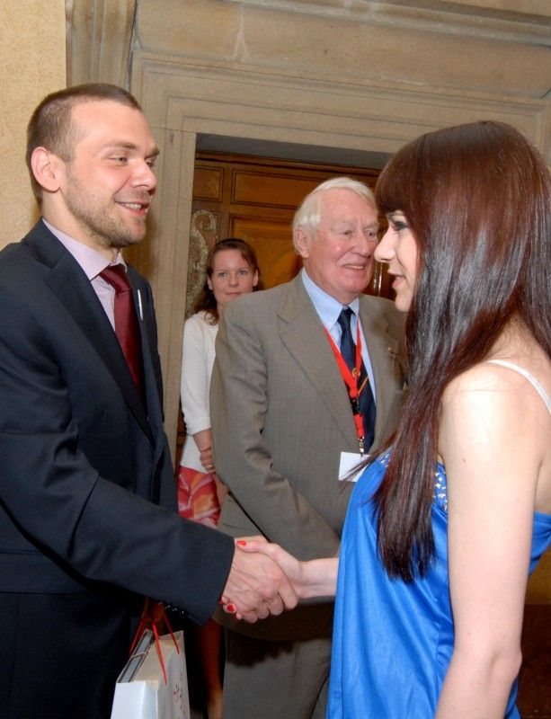 V obřadní síni plzeňské radnice se v sobotu (5.5.2012) odpoledne konalo vyhlášení literární soutěže o Cenu Jana Palacha, kterou poprvé v roce 1990 uspořádali členové Bratrstva 17. střeleckého pluku z belgického Liége. Vítězem se stal student Masarykova gymnázia Jan Bohuslav, jehož esej ve francouzštině na téma Úloha vzpomínek byla vyhodnocena jako nejlepší.