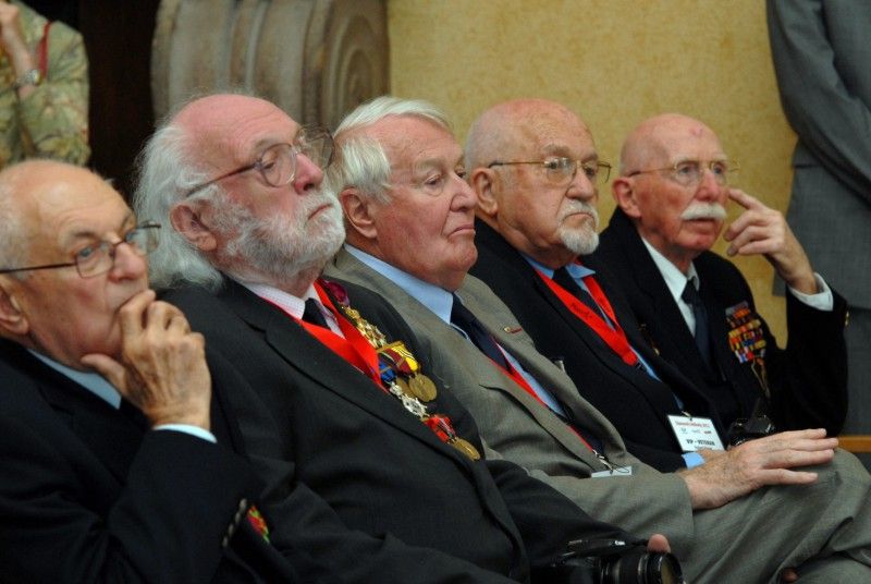 V obřadní síni plzeňské radnice se v sobotu (5.5.2012) odpoledne konalo vyhlášení literární soutěže o Cenu Jana Palacha, kterou poprvé v roce 1990 uspořádali členové Bratrstva 17. střeleckého pluku z belgického Liége. Vítězem se stal student Masarykova gymnázia Jan Bohuslav, jehož esej ve francouzštině na téma Úloha vzpomínek byla vyhodnocena jako nejlepší.