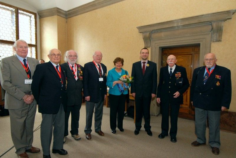V obřadní síni plzeňské radnice se v sobotu (5.5.2012) odpoledne konalo vyhlášení literární soutěže o Cenu Jana Palacha, kterou poprvé v roce 1990 uspořádali členové Bratrstva 17. střeleckého pluku z belgického Liége. Vítězem se stal student Masarykova gymnázia Jan Bohuslav, jehož esej ve francouzštině na téma Úloha vzpomínek byla vyhodnocena jako nejlepší.