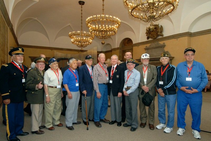 V obřadní síni plzeňské radnice se v sobotu (5.5.2012) odpoledne konalo vyhlášení literární soutěže o Cenu Jana Palacha, kterou poprvé v roce 1990 uspořádali členové Bratrstva 17. střeleckého pluku z belgického Liége. Vítězem se stal student Masarykova gymnázia Jan Bohuslav, jehož esej ve francouzštině na téma Úloha vzpomínek byla vyhodnocena jako nejlepší.