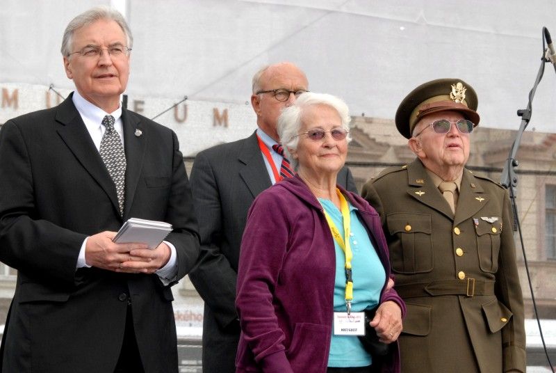 Účastníci doprovodného programu Slavností svobody na náměstí Republiky se v sobotu (5.5.2012) odpoledne stali svědky předání historicky prvního Čestného stipendia generála G. S. Pattona, které uděluje Nadace Brian LaVioletta. Z rukou Mariona Kirkhama, bratra amerického letce Virgila, který padl na konci II. světové války a kterému první udělení stipendia bylo věnováno, převzala Kristýna Otásková, studentka Vyšší odborné školy zdravotnické, managementu a veřejnosprávních studií v Plzni, plaketu.