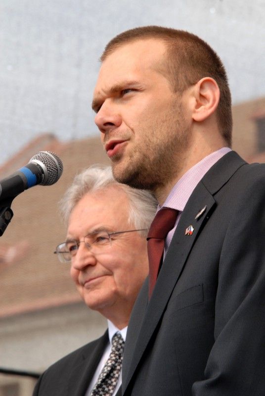 Účastníci doprovodného programu Slavností svobody na náměstí Republiky se v sobotu (5.5.2012) odpoledne stali svědky předání historicky prvního Čestného stipendia generála G. S. Pattona, které uděluje Nadace Brian LaVioletta. Z rukou Mariona Kirkhama, bratra amerického letce Virgila, který padl na konci II. světové války a kterému první udělení stipendia bylo věnováno, převzala Kristýna Otásková, studentka Vyšší odborné školy zdravotnické, managementu a veřejnosprávních studií v Plzni, plaketu.