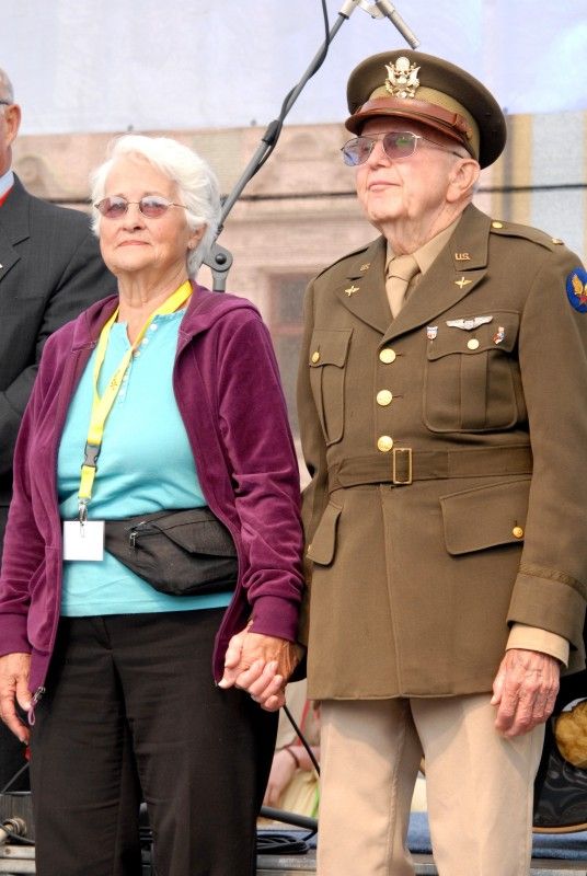 Účastníci doprovodného programu Slavností svobody na náměstí Republiky se v sobotu (5.5.2012) odpoledne stali svědky předání historicky prvního Čestného stipendia generála G. S. Pattona, které uděluje Nadace Brian LaVioletta. Z rukou Mariona Kirkhama, bratra amerického letce Virgila, který padl na konci II. světové války a kterému první udělení stipendia bylo věnováno, převzala Kristýna Otásková, studentka Vyšší odborné školy zdravotnické, managementu a veřejnosprávních studií v Plzni, plaketu.