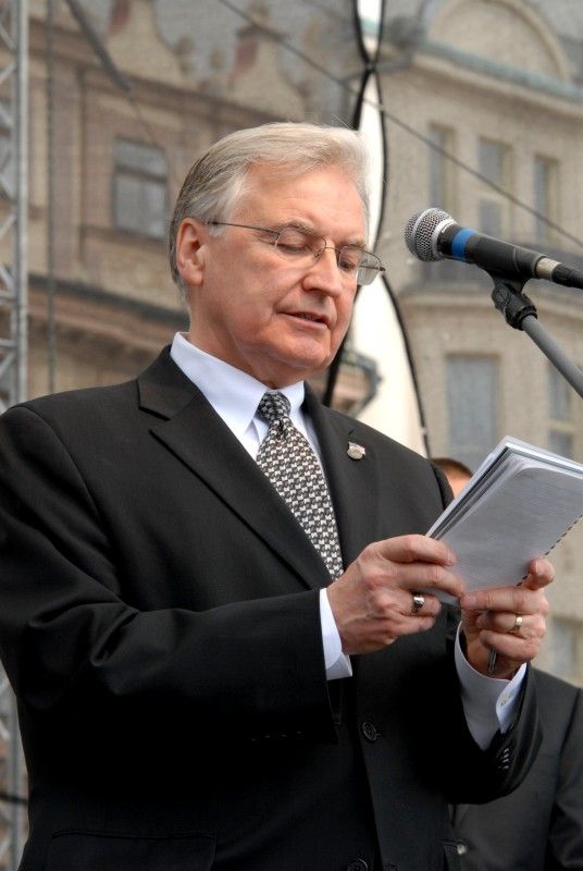 Účastníci doprovodného programu Slavností svobody na náměstí Republiky se v sobotu (5.5.2012) odpoledne stali svědky předání historicky prvního Čestného stipendia generála G. S. Pattona, které uděluje Nadace Brian LaVioletta. Z rukou Mariona Kirkhama, bratra amerického letce Virgila, který padl na konci II. světové války a kterému první udělení stipendia bylo věnováno, převzala Kristýna Otásková, studentka Vyšší odborné školy zdravotnické, managementu a veřejnosprávních studií v Plzni, plaketu.