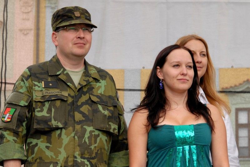 Účastníci doprovodného programu Slavností svobody na náměstí Republiky se v sobotu (5.5.2012) odpoledne stali svědky předání historicky prvního Čestného stipendia generála G. S. Pattona, které uděluje Nadace Brian LaVioletta. Z rukou Mariona Kirkhama, bratra amerického letce Virgila, který padl na konci II. světové války a kterému první udělení stipendia bylo věnováno, převzala Kristýna Otásková, studentka Vyšší odborné školy zdravotnické, managementu a veřejnosprávních studií v Plzni, plaketu.