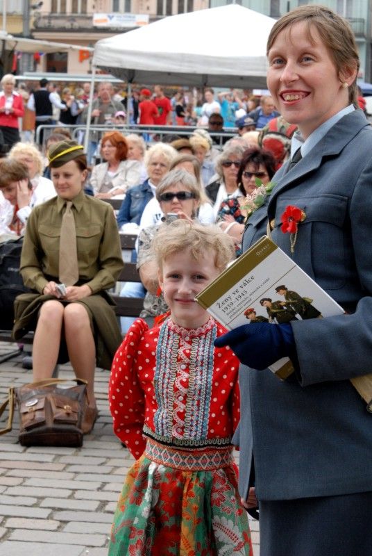 Účastníci doprovodného programu Slavností svobody na náměstí Republiky se v sobotu (5.5.2012) odpoledne stali svědky předání historicky prvního Čestného stipendia generála G. S. Pattona, které uděluje Nadace Brian LaVioletta. Z rukou Mariona Kirkhama, bratra amerického letce Virgila, který padl na konci II. světové války a kterému první udělení stipendia bylo věnováno, převzala Kristýna Otásková, studentka Vyšší odborné školy zdravotnické, managementu a veřejnosprávních studií v Plzni, plaketu.