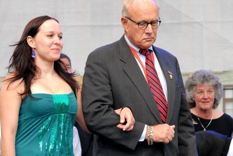 Účastníci doprovodného programu Slavností svobody na náměstí Republiky se v sobotu (5.5.2012) odpoledne stali svědky předání historicky prvního Čestného stipendia generála G. S. Pattona, které uděluje Nadace Brian LaVioletta. Z rukou Mariona Kirkhama, bratra amerického letce Virgila, který padl na konci II. světové války a kterému první udělení stipendia bylo věnováno, převzala Kristýna Otásková, studentka Vyšší odborné školy zdravotnické, managementu a veřejnosprávních studií v Plzni, plaketu.