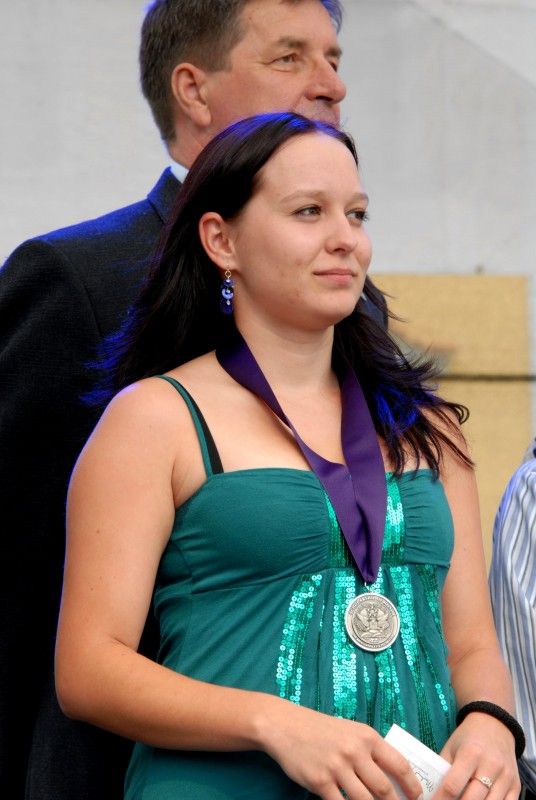 Účastníci doprovodného programu Slavností svobody na náměstí Republiky se v sobotu (5.5.2012) odpoledne stali svědky předání historicky prvního Čestného stipendia generála G. S. Pattona, které uděluje Nadace Brian LaVioletta. Z rukou Mariona Kirkhama, bratra amerického letce Virgila, který padl na konci II. světové války a kterému první udělení stipendia bylo věnováno, převzala Kristýna Otásková, studentka Vyšší odborné školy zdravotnické, managementu a veřejnosprávních studií v Plzni, plaketu.