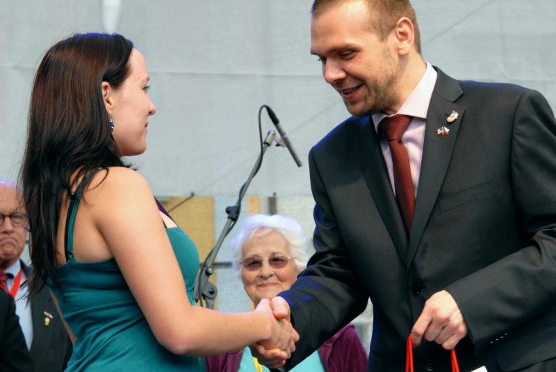 Účastníci doprovodného programu Slavností svobody na náměstí Republiky se v sobotu (5.5.2012) odpoledne stali svědky předání historicky prvního Čestného stipendia generála G. S. Pattona, které uděluje Nadace Brian LaVioletta. Z rukou Mariona Kirkhama, bratra amerického letce Virgila, který padl na konci II. světové války a kterému první udělení stipendia bylo věnováno, převzala Kristýna Otásková, studentka Vyšší odborné školy zdravotnické, managementu a veřejnosprávních studií v Plzni, plaketu.