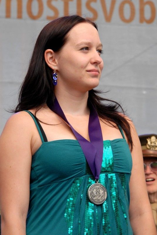 Účastníci doprovodného programu Slavností svobody na náměstí Republiky se v sobotu (5.5.2012) odpoledne stali svědky předání historicky prvního Čestného stipendia generála G. S. Pattona, které uděluje Nadace Brian LaVioletta. Z rukou Mariona Kirkhama, bratra amerického letce Virgila, který padl na konci II. světové války a kterému první udělení stipendia bylo věnováno, převzala Kristýna Otásková, studentka Vyšší odborné školy zdravotnické, managementu a veřejnosprávních studií v Plzni, plaketu.