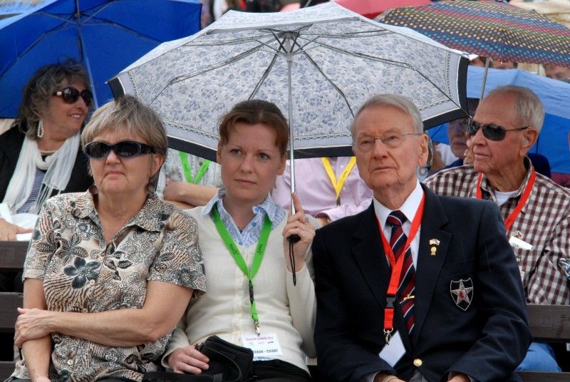 Účastníci doprovodného programu Slavností svobody na náměstí Republiky se v sobotu (5.5.2012) odpoledne stali svědky předání historicky prvního Čestného stipendia generála G. S. Pattona, které uděluje Nadace Brian LaVioletta. Z rukou Mariona Kirkhama, bratra amerického letce Virgila, který padl na konci II. světové války a kterému první udělení stipendia bylo věnováno, převzala Kristýna Otásková, studentka Vyšší odborné školy zdravotnické, managementu a veřejnosprávních studií v Plzni, plaketu.