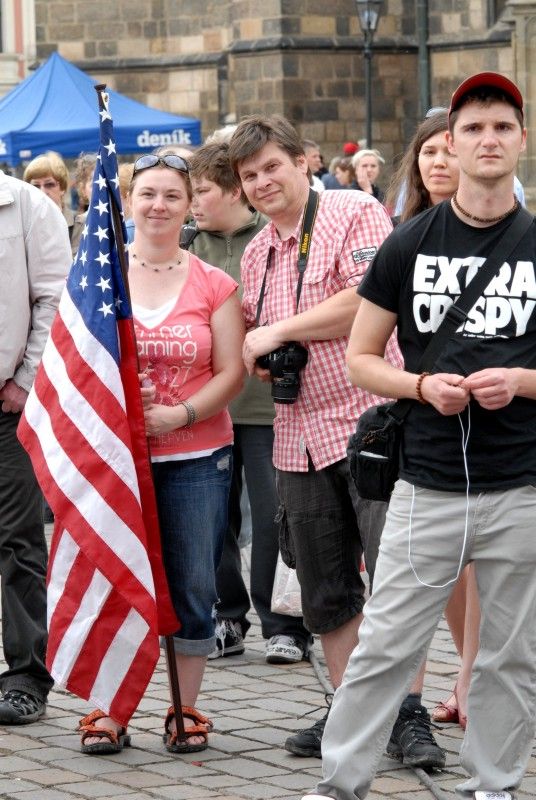 Účastníci doprovodného programu Slavností svobody na náměstí Republiky se v sobotu (5.5.2012) odpoledne stali svědky předání historicky prvního Čestného stipendia generála G. S. Pattona, které uděluje Nadace Brian LaVioletta. Z rukou Mariona Kirkhama, bratra amerického letce Virgila, který padl na konci II. světové války a kterému první udělení stipendia bylo věnováno, převzala Kristýna Otásková, studentka Vyšší odborné školy zdravotnické, managementu a veřejnosprávních studií v Plzni, plaketu.