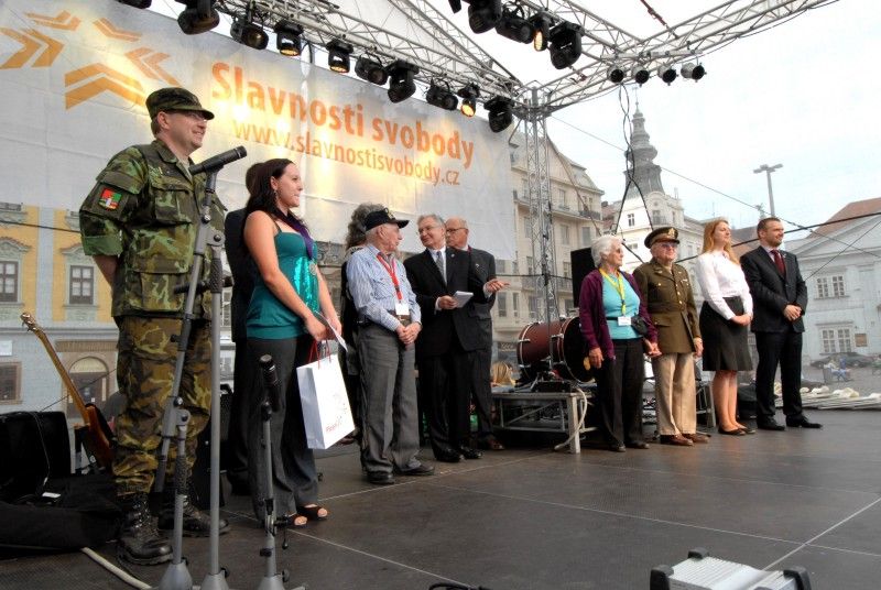 Účastníci doprovodného programu Slavností svobody na náměstí Republiky se v sobotu (5.5.2012) odpoledne stali svědky předání historicky prvního Čestného stipendia generála G. S. Pattona, které uděluje Nadace Brian LaVioletta. Z rukou Mariona Kirkhama, bratra amerického letce Virgila, který padl na konci II. světové války a kterému první udělení stipendia bylo věnováno, převzala Kristýna Otásková, studentka Vyšší odborné školy zdravotnické, managementu a veřejnosprávních studií v Plzni, plaketu.