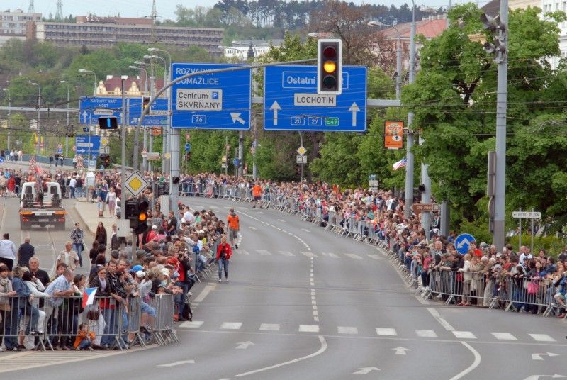 Kolona historických vojenských vozidel vyjela (5.5.2012) z Kaplířovy ulice směrem na náměstí Republiky za doprovodu letounu Boeing B-75 Stearman, jednoho z nejznámějších amerických dvouplošníků 2. světové války. Klatovskou ulici lemovaly tisíce lidí, většina z nich mávala americkými vlaječkami, děti nadšeně sledovaly projíždějící vozy. Před divadelní budovou dokonce zazněla Škoda lásky, kterou manželkám amerických a belgických veteránů sledujících kolonu zazpívala děvčata v oblečení ze 40. let.