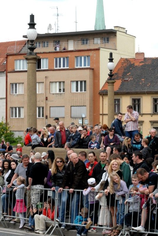 Kolona historických vojenských vozidel vyjela (5.5.2012) z Kaplířovy ulice směrem na náměstí Republiky za doprovodu letounu Boeing B-75 Stearman, jednoho z nejznámějších amerických dvouplošníků 2. světové války. Klatovskou ulici lemovaly tisíce lidí, většina z nich mávala americkými vlaječkami, děti nadšeně sledovaly projíždějící vozy. Před divadelní budovou dokonce zazněla Škoda lásky, kterou manželkám amerických a belgických veteránů sledujících kolonu zazpívala děvčata v oblečení ze 40. let.