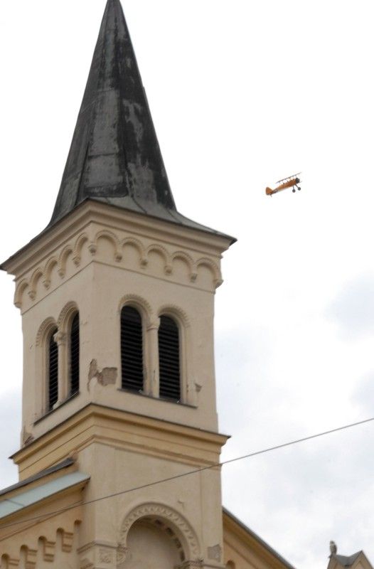 Kolona historických vojenských vozidel vyjela (5.5.2012) z Kaplířovy ulice směrem na náměstí Republiky za doprovodu letounu Boeing B-75 Stearman, jednoho z nejznámějších amerických dvouplošníků 2. světové války. Klatovskou ulici lemovaly tisíce lidí, většina z nich mávala americkými vlaječkami, děti nadšeně sledovaly projíždějící vozy. Před divadelní budovou dokonce zazněla Škoda lásky, kterou manželkám amerických a belgických veteránů sledujících kolonu zazpívala děvčata v oblečení ze 40. let.