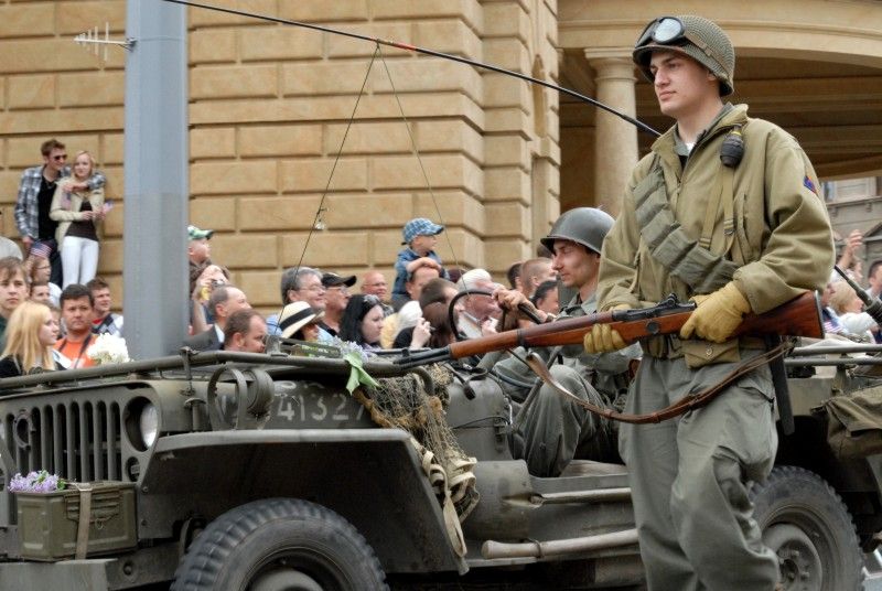 Kolona historických vojenských vozidel vyjela (5.5.2012) z Kaplířovy ulice směrem na náměstí Republiky za doprovodu letounu Boeing B-75 Stearman, jednoho z nejznámějších amerických dvouplošníků 2. světové války. Klatovskou ulici lemovaly tisíce lidí, většina z nich mávala americkými vlaječkami, děti nadšeně sledovaly projíždějící vozy. Před divadelní budovou dokonce zazněla Škoda lásky, kterou manželkám amerických a belgických veteránů sledujících kolonu zazpívala děvčata v oblečení ze 40. let.