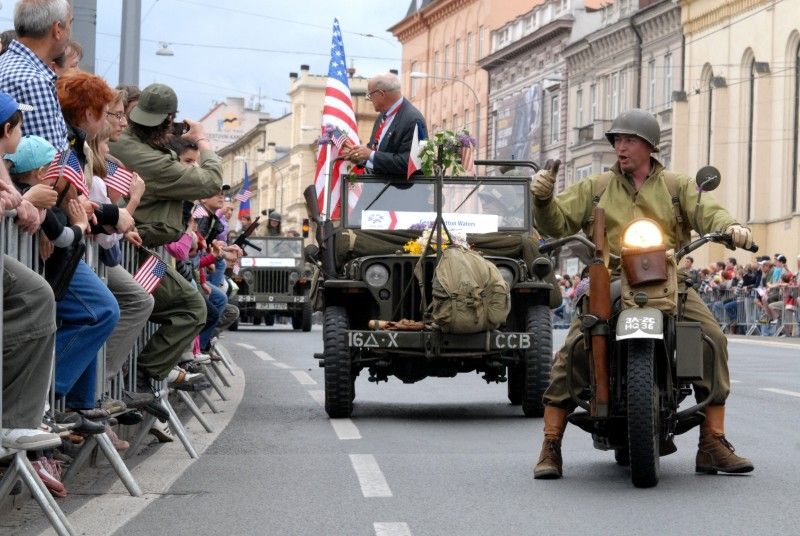 Kolona historických vojenských vozidel vyjela (5.5.2012) z Kaplířovy ulice směrem na náměstí Republiky za doprovodu letounu Boeing B-75 Stearman, jednoho z nejznámějších amerických dvouplošníků 2. světové války. Klatovskou ulici lemovaly tisíce lidí, většina z nich mávala americkými vlaječkami, děti nadšeně sledovaly projíždějící vozy. Před divadelní budovou dokonce zazněla Škoda lásky, kterou manželkám amerických a belgických veteránů sledujících kolonu zazpívala děvčata v oblečení ze 40. let.